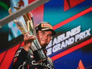 Pérez desespera a Leclerc y gana en Singapur con Sainz 3º, Alonso abandonó en otro desastre de Alpine