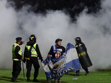 LaSexta Noticias Fin de Semana (02-10-22) Tragedia en Indonesia: mueren al menos 174 personas durante unos disturbios tras un partido de fútbol