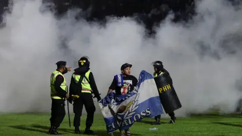 LaSexta Noticias Fin de Semana (02-10-22) Tragedia en Indonesia: mueren al menos 174 personas durante unos disturbios tras un partido de fútbol LaSexta Noticias Fin de Semana (02-10-22) Tragedia en Indonesia: mueren al menos 174 personas durante unos disturbios tras un partido de fútbol