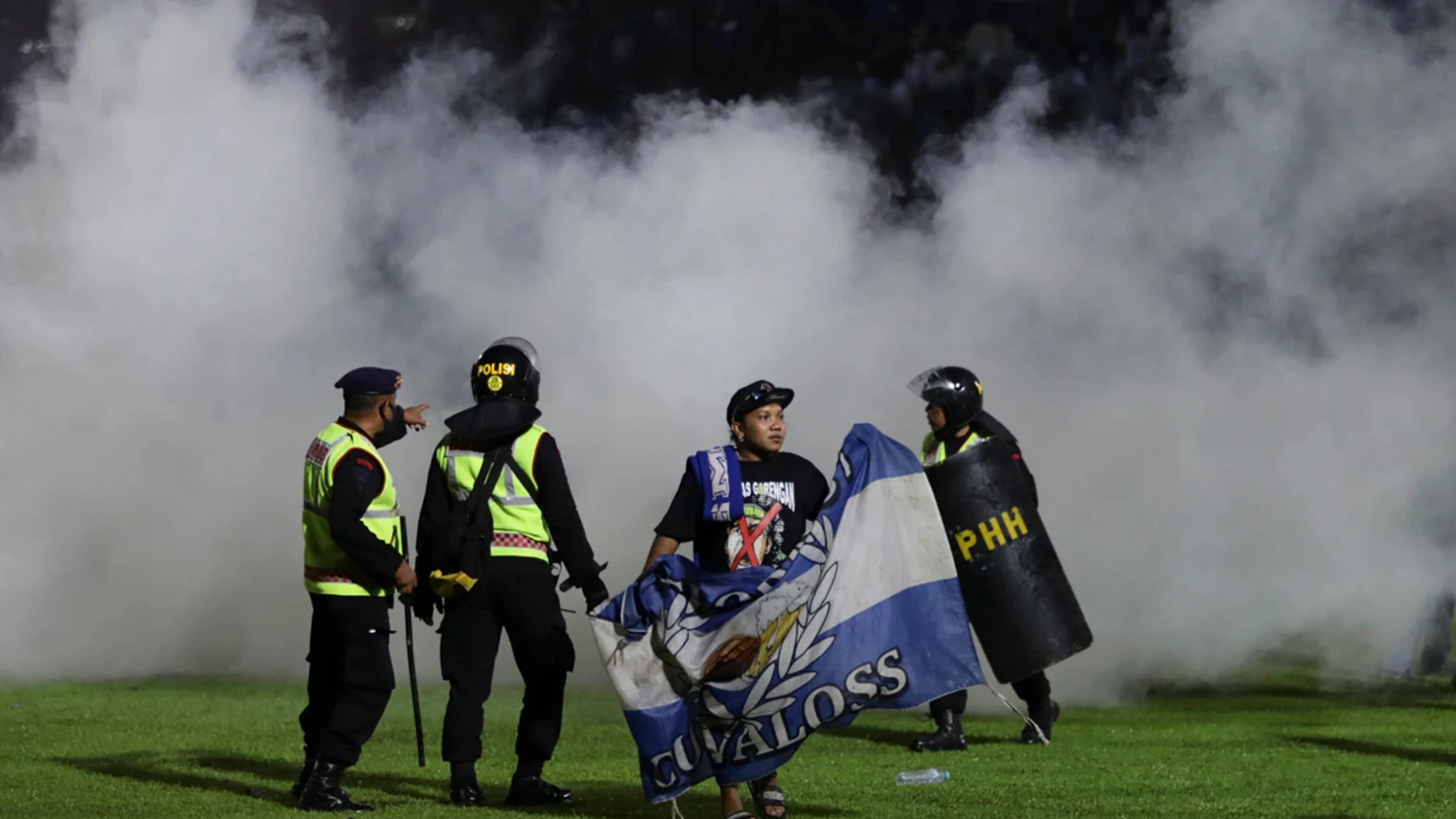 LaSexta Noticias Fin de Semana (02-10-22) Tragedia en Indonesia: mueren al menos 174 personas durante unos disturbios tras un partido de fútbol LaSexta Noticias Fin de Semana (02-10-22) Tragedia en Indonesia: mueren al menos 174 personas durante unos disturbios tras un partido de fútbol