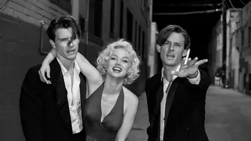 Xavier Samuel, Ana de Armas y Evan Williams como Cass Chaplin, Marilyn Monroe y Edward G. Robinson Jr. en 'Blonde'