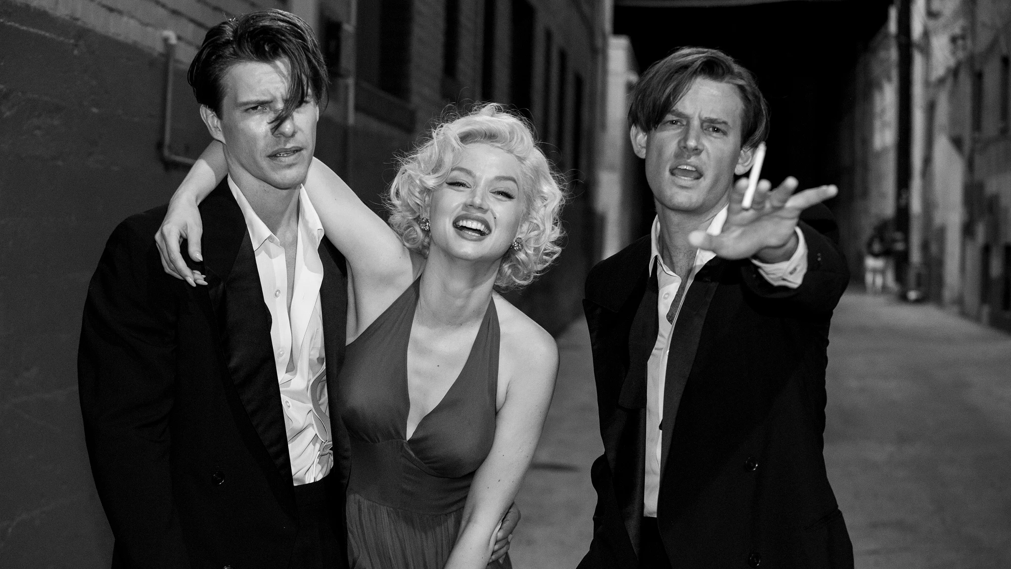 Xavier Samuel, Ana de Armas y Evan Williams como Cass Chaplin, Marilyn Monroe y Edward G. Robinson Jr. en 'Blonde' Xavier Samuel, Ana de Armas y Evan Williams como Cass Chaplin, Marilyn Monroe y Edward G. Robinson Jr. en 'Blonde'