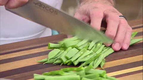 Corta las judías por la mitad Corta las judías por la mitad