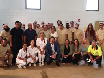 Pedro Sánchez visita a los trabajadores de la empresa mallorquina Carob