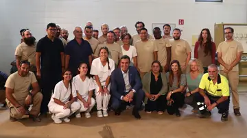 Pedro Sánchez visita a los trabajadores de la empresa mallorquina Carob