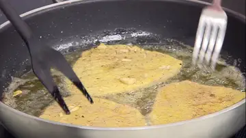 Fríe los filetes después de empanarlos
