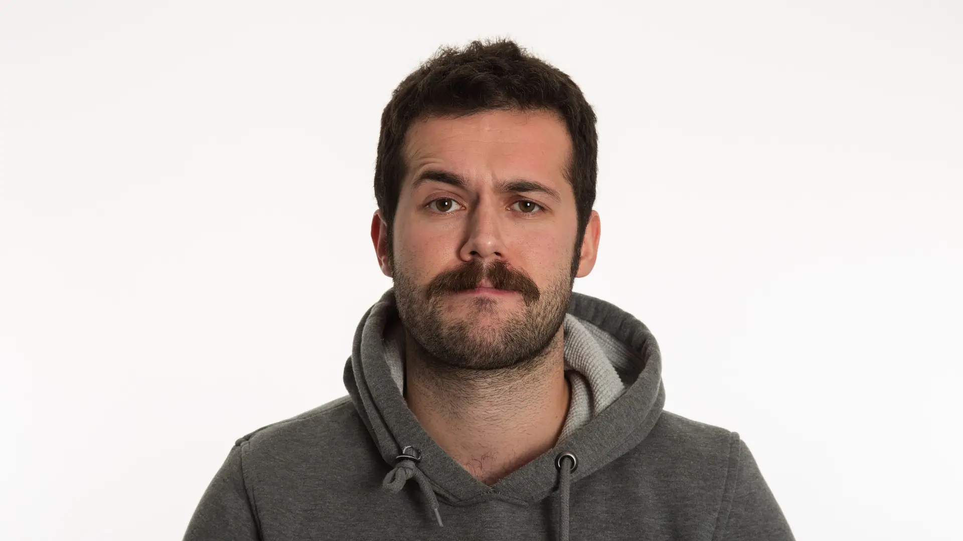 Un hombre con bigote Un hombre con bigote