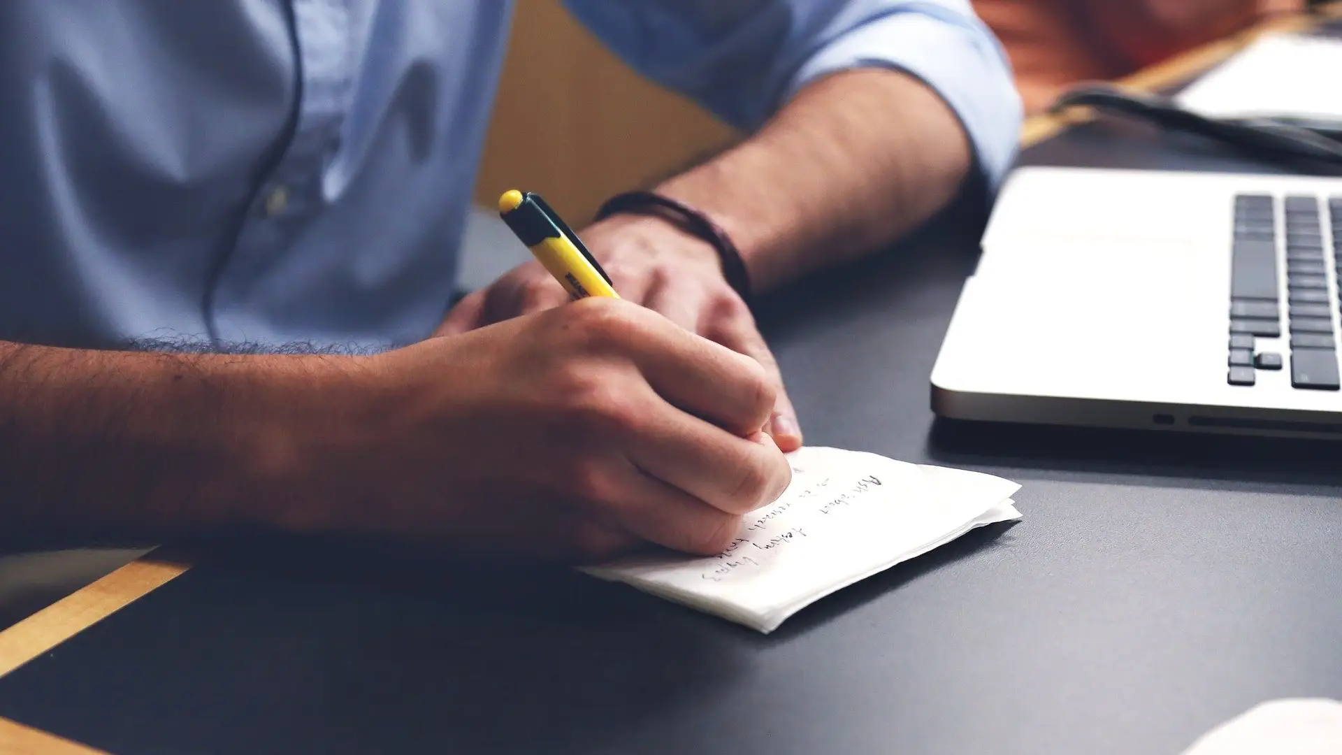 Un hombre escribiendo Un hombre escribiendo