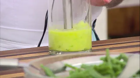 Tritura el pimiento y el diente de ajo Tritura el pimiento y el diente de ajo