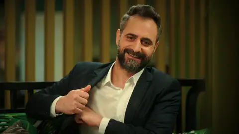 Eran amenaza a Akif: o le da lo que pide, o difundirá el vídeo completo Eran amenaza a Akif: o le da lo que pide, o difundirá el vídeo completo