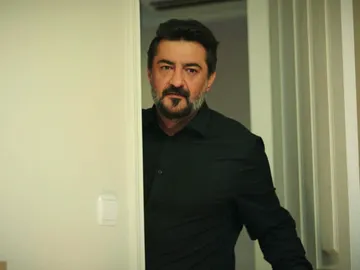 ¡Akif descubre que Doruk tiene el vídeo de su secreto más oculto! ¡Akif descubre que Doruk tiene el vídeo de su secreto más oculto!