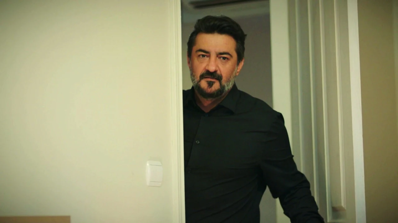 ¡Akif descubre que Doruk tiene el vídeo de su secreto más oculto! ¡Akif descubre que Doruk tiene el vídeo de su secreto más oculto!