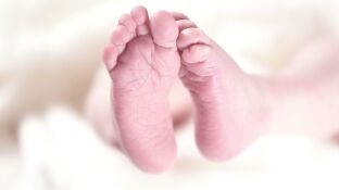 Imagen de los pies de un beb&eacute;