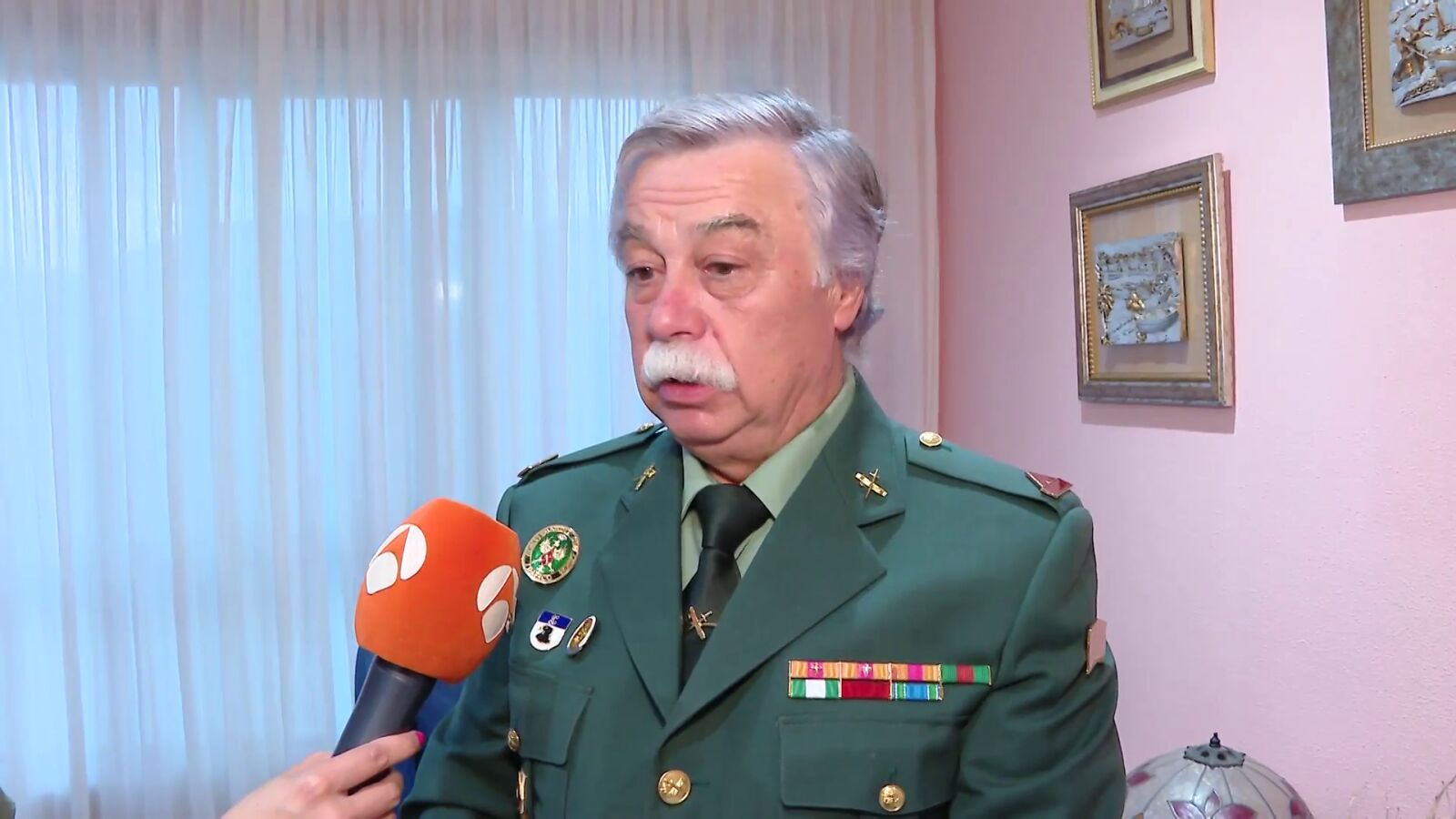 La emoción de Antonio, guardia civil, al reencontrarse con el joven al que ayudó a nacer hace 37 años