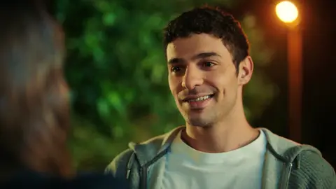 Melisa visita a Kadir a escondidas de Akif y Nebahat: “Te quiero, Kadir Eren" Melisa visita a Kadir a escondidas de Akif y Nebahat: “Te quiero, Kadir Eren"