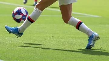 Una jugadora de fútbol en una imagen de archivo Una jugadora de fútbol en una imagen de archivo