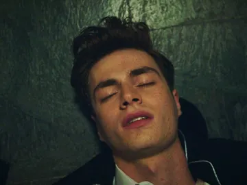 Tolga golpea en la cabeza a Berk tras su confesión: “He cambiado la pistola de juguete por una de verdad" Tolga golpea en la cabeza a Berk tras su confesión: “He cambiado la pistola de juguete por una de verdad"