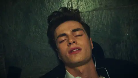 Tolga golpea en la cabeza a Berk tras su confesión: “He cambiado la pistola de juguete por una de verdad" Tolga golpea en la cabeza a Berk tras su confesión: “He cambiado la pistola de juguete por una de verdad"