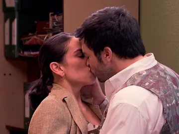 Jorge se lanza y besa apasionadamente a Carballo para espantar a Oliver Jorge se lanza y besa apasionadamente a Carballo para espantar a Oliver