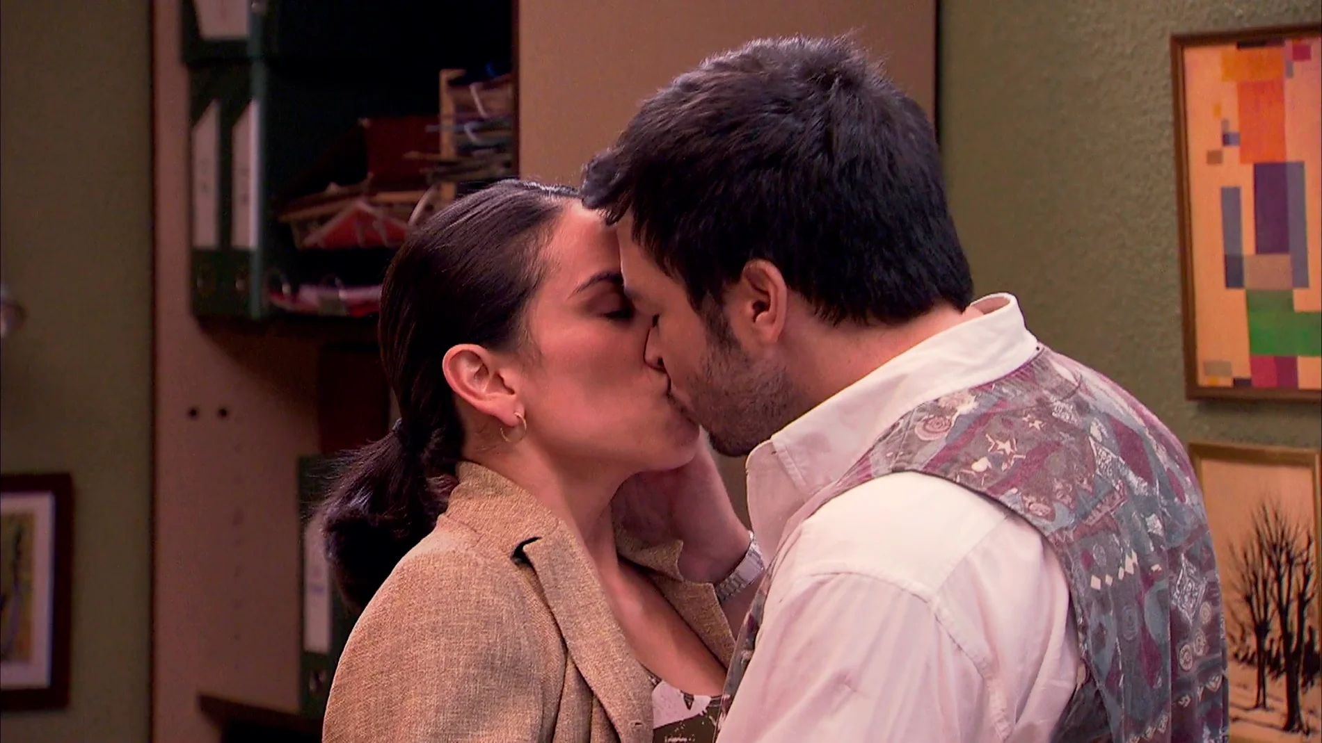 Jorge se lanza y besa apasionadamente a Carballo para espantar a Oliver 