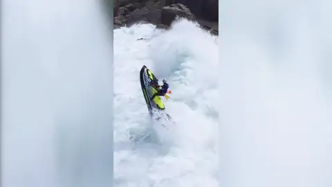 Surf de olas grandes en Nazaré Surf de olas grandes en Nazaré