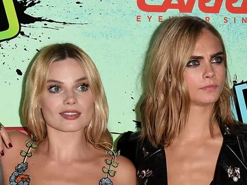 Cara Delevingne y Margot Robbie Cara Delevingne y Margot Robbie