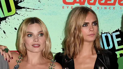 Cara Delevingne y Margot Robbie Cara Delevingne y Margot Robbie