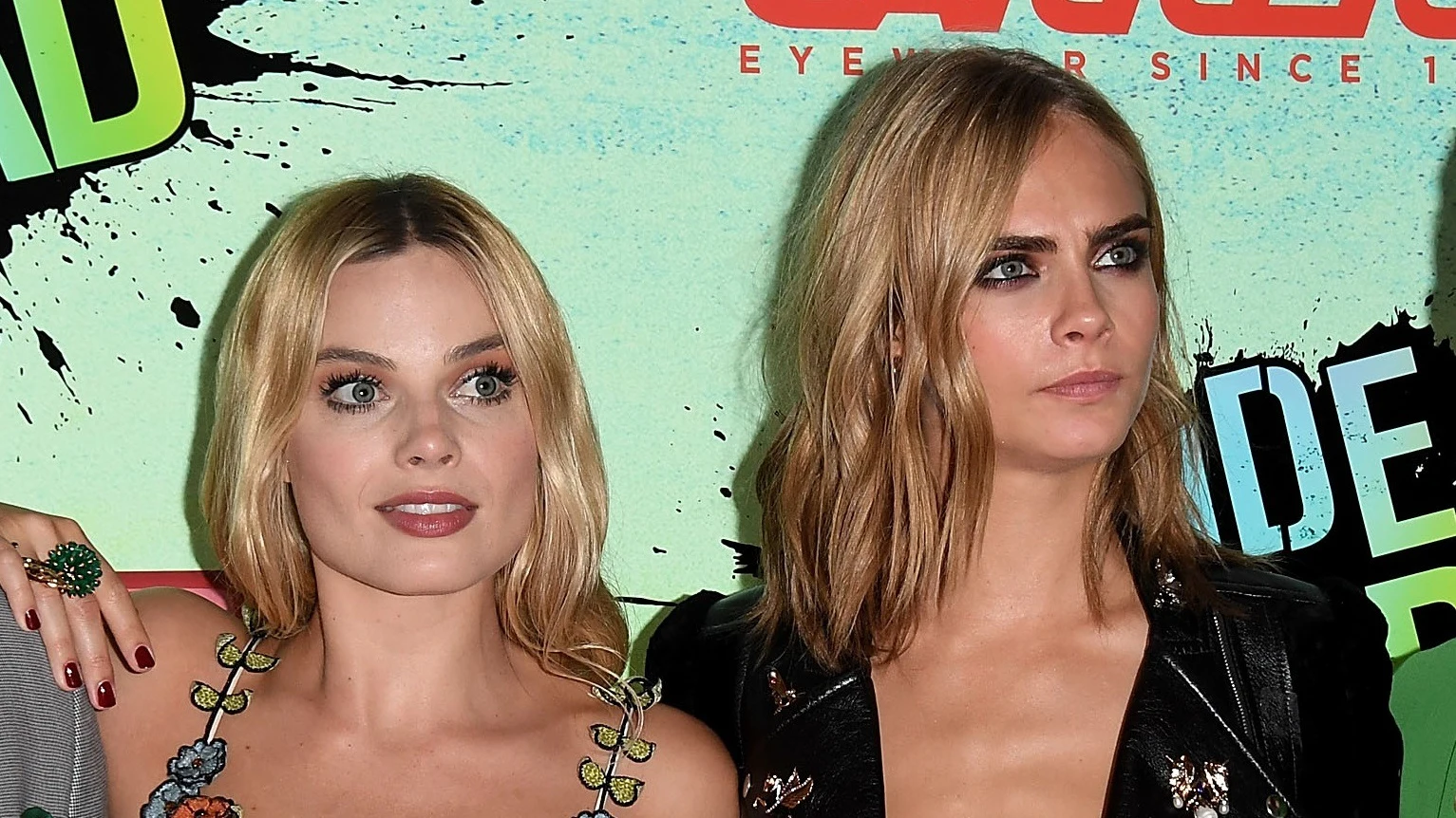 Cara Delevingne y Margot Robbie Cara Delevingne y Margot Robbie