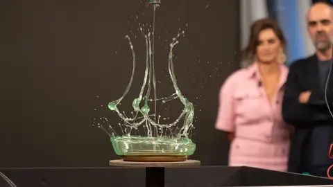 Marron sorprende con alucinantes esculturas acuosas y con un robot cuya puntería admiraría a Guillermo Tell Marron sorprende con alucinantes esculturas acuosas y con un robot cuya puntería admiraría a Guillermo Tell