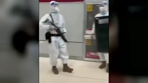 Las autoridades sanitarias chinas con armas Las autoridades sanitarias chinas con armas