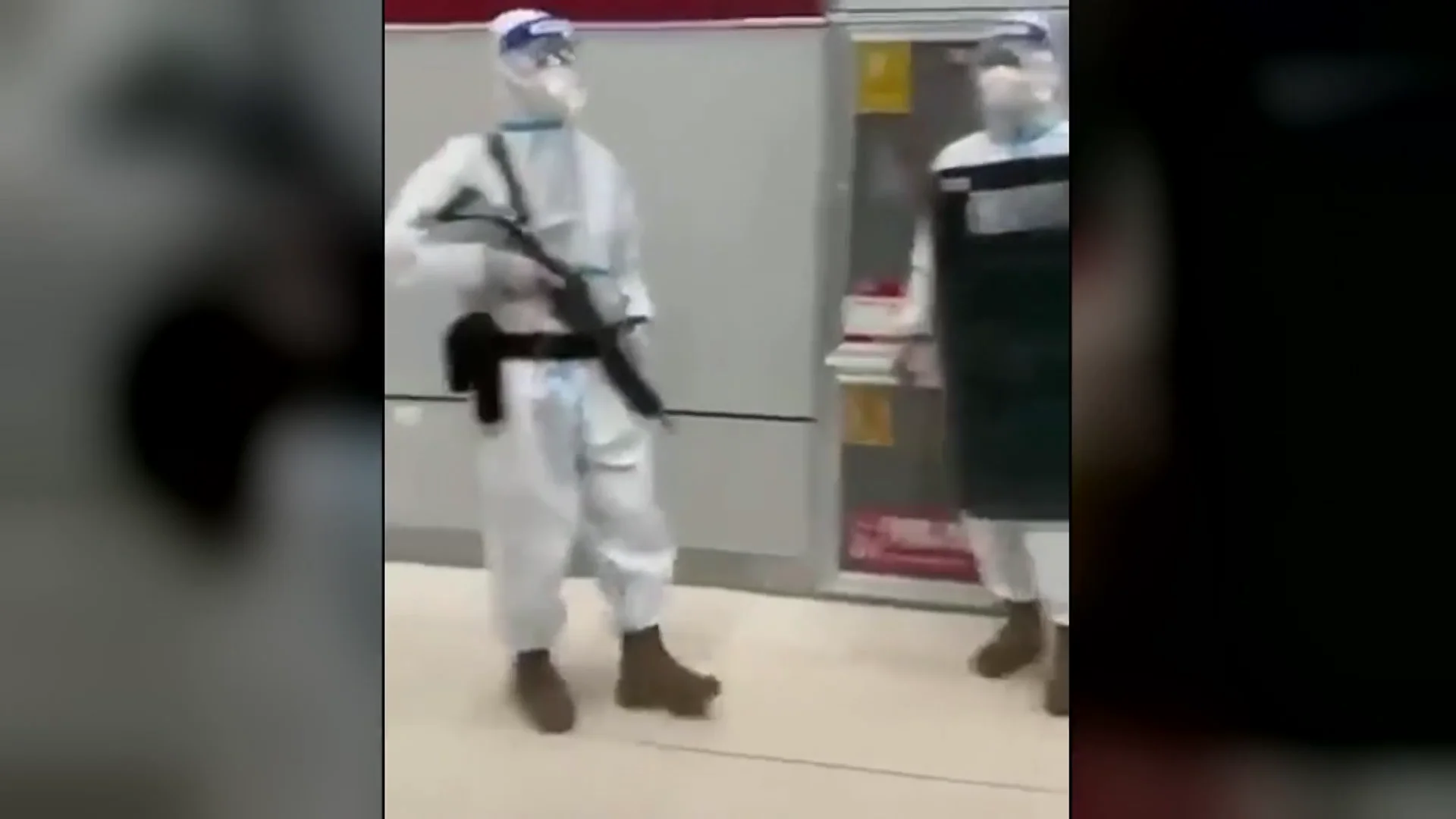Las autoridades sanitarias chinas con armas Las autoridades sanitarias chinas con armas