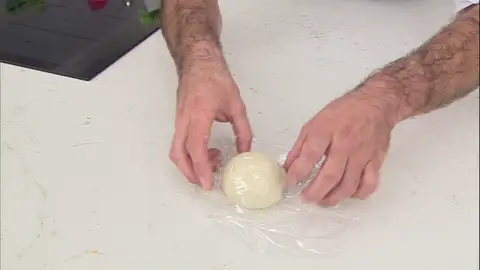 Cubre la masa con film de cocina Cubre la masa con film de cocina
