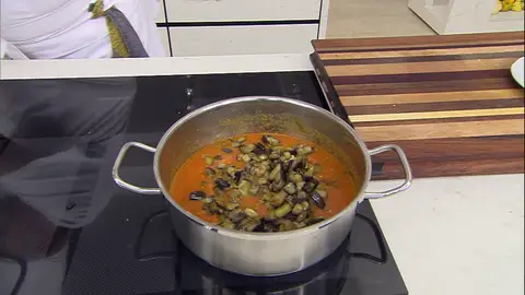 Incorpora los macarrones a la cazuela de la salsa Incorpora los macarrones a la cazuela de la salsa