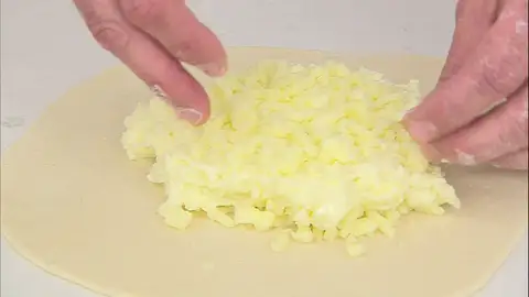 Extiende el puré de patata y la mozzarella Extiende el puré de patata y la mozzarella