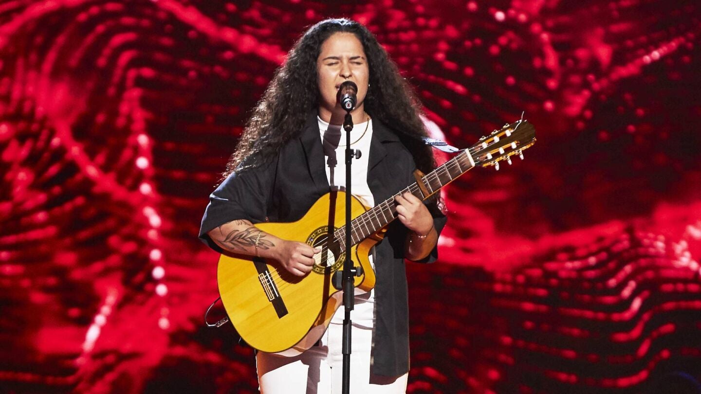 Salma Díaz se lleva un pleno al enamorar en ‘La Voz’ interpretando ‘Casi te rozo’ de Vanesa Martín 