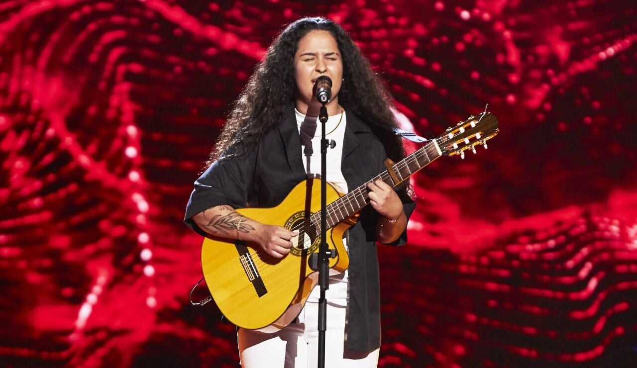 Salma Díaz se lleva un pleno al enamorar en ‘La Voz’ interpretando ‘Casi te rozo’ de Vanesa Martín 