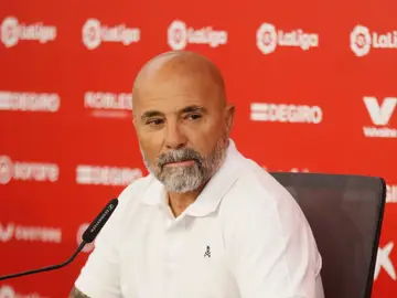 Jorge Sampaoli en rueda de prensa durante su presentación como nuevo entrenador del Sevilla Jorge Sampaoli en rueda de prensa durante su presentación como nuevo entrenador del Sevilla