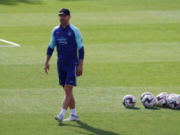 El entrenador del Atlético de Madrid, Diego Simeone, durante el entrenamiento hoy