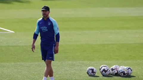 El entrenador del Atlético de Madrid, Diego Simeone, durante el entrenamiento hoy El entrenador del Atlético de Madrid, Diego Simeone, durante el entrenamiento hoy