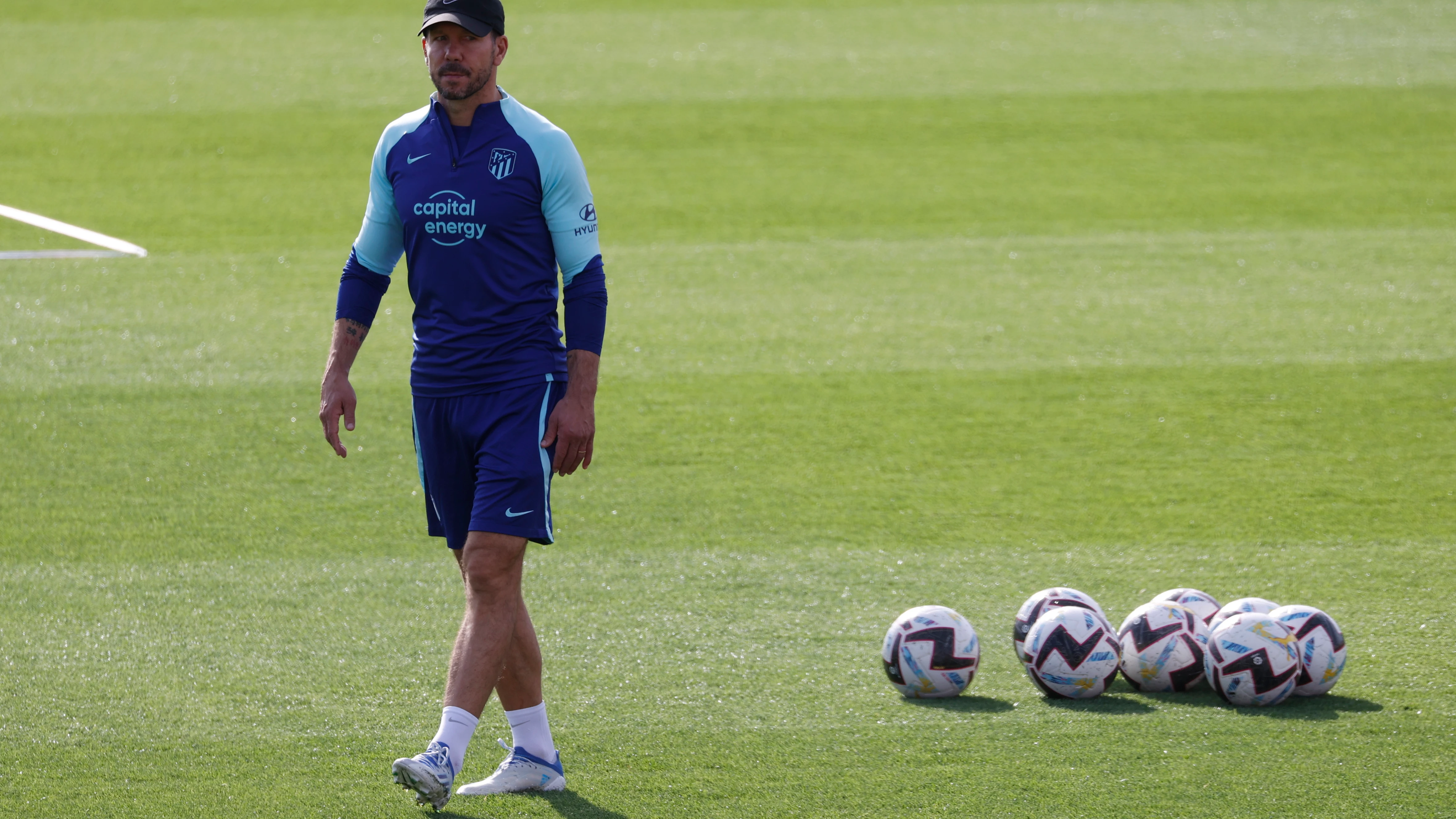 El entrenador del Atlético de Madrid, Diego Simeone, durante el entrenamiento hoy El entrenador del Atlético de Madrid, Diego Simeone, durante el entrenamiento hoy