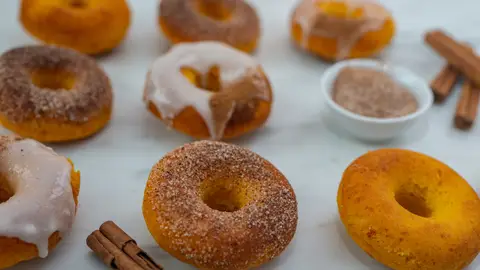 Donuts dulces de calabaza y canela. Donuts dulces de calabaza y canela.
