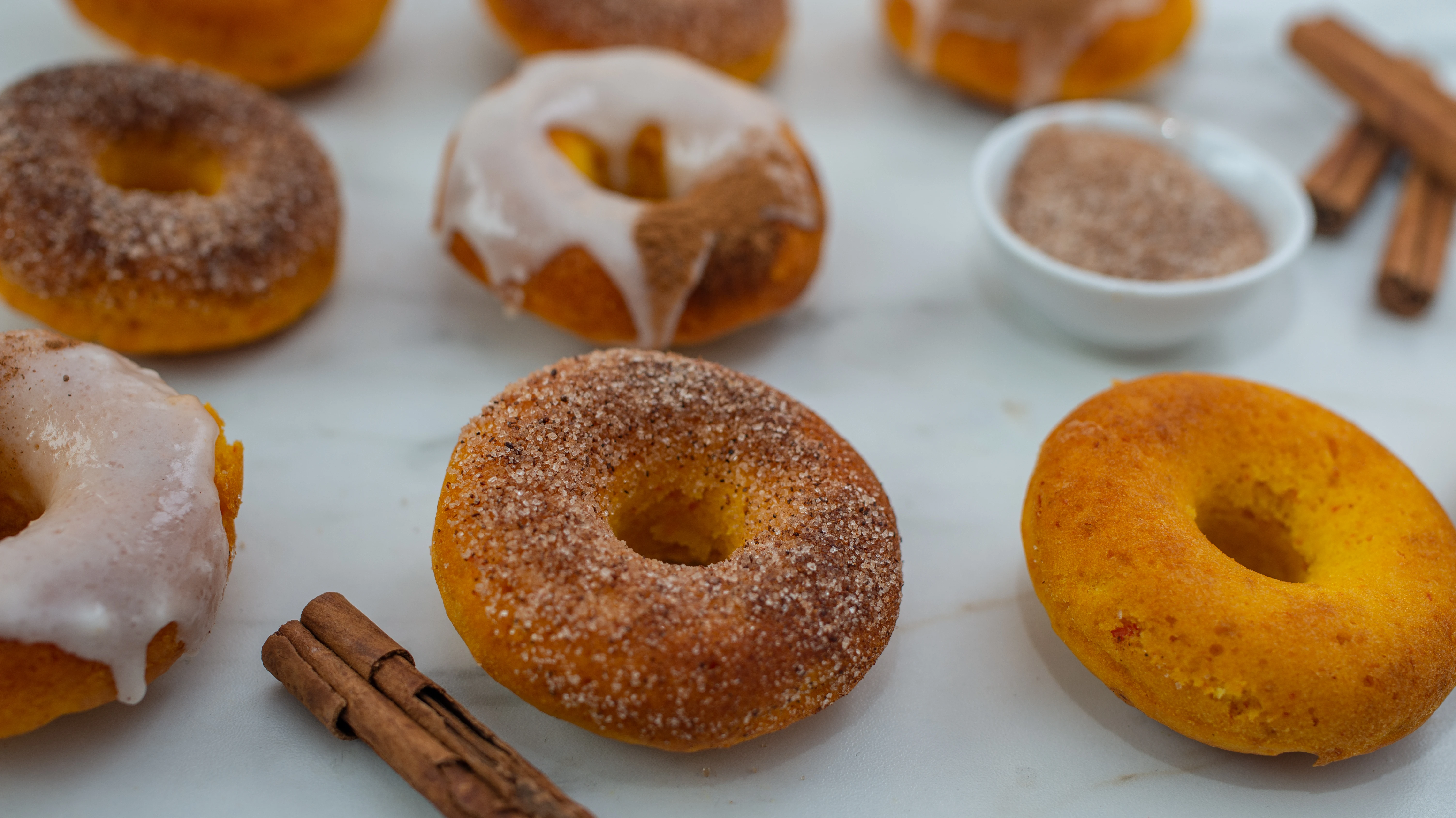 Donuts dulces de calabaza y canela. Donuts dulces de calabaza y canela.