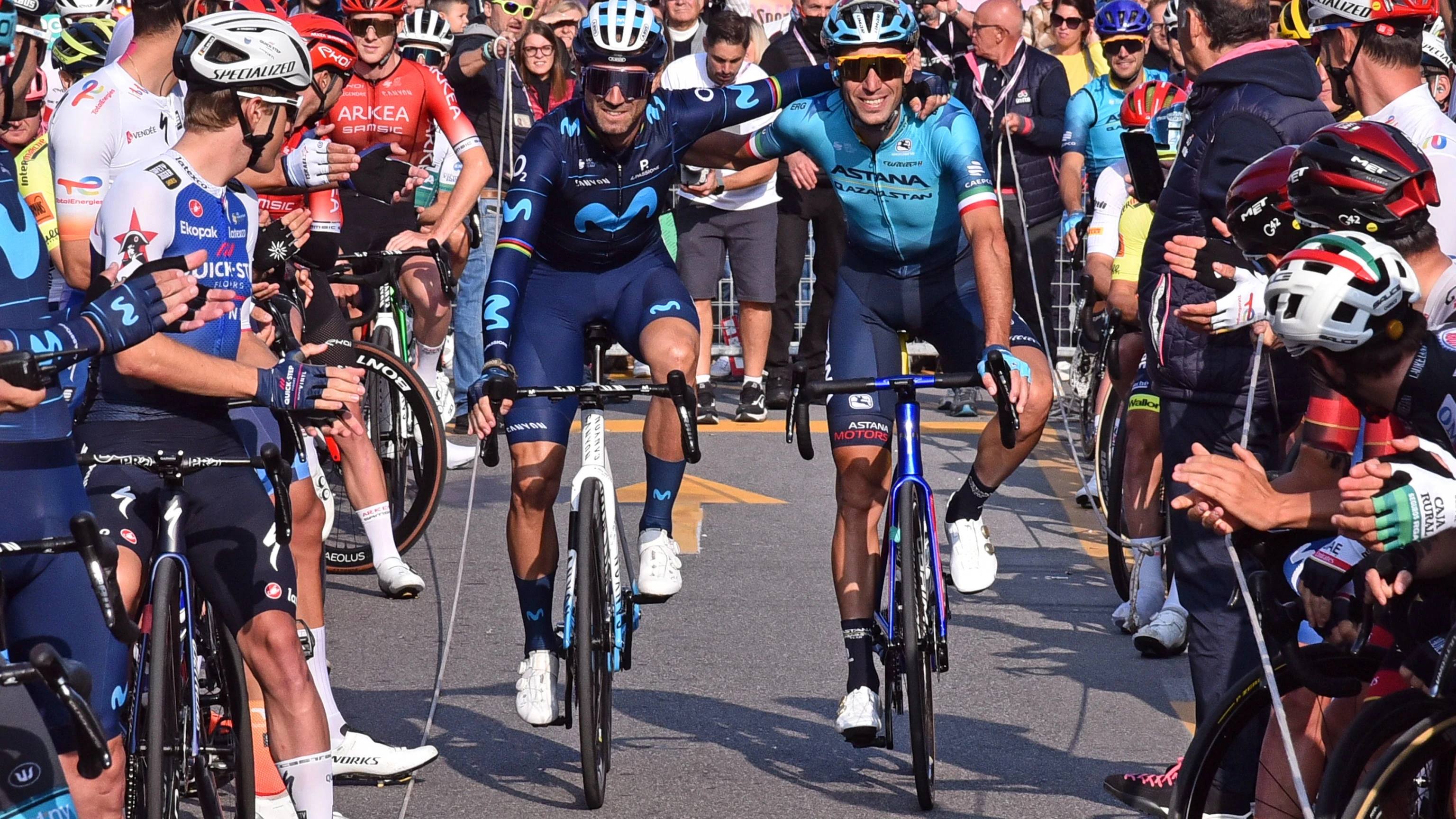 El bonito pasillo del pelotón a Alejandro Valverde en su última carrera como profesional en Lombardía El bonito pasillo del pelotón a Alejandro Valverde en su última carrera como profesional en Lombardía