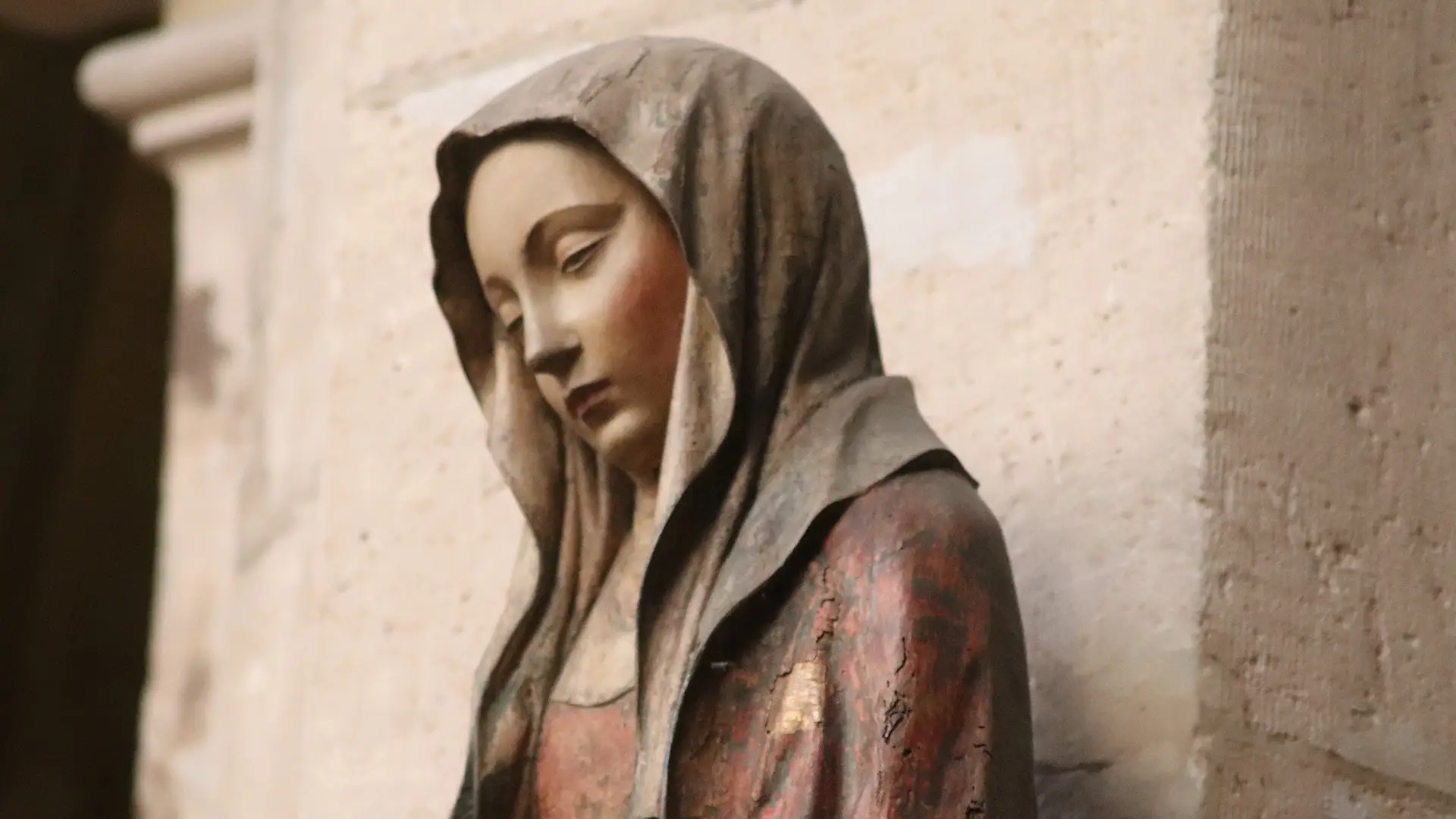 Escultura de virgen en cementerio Escultura de virgen en cementerio