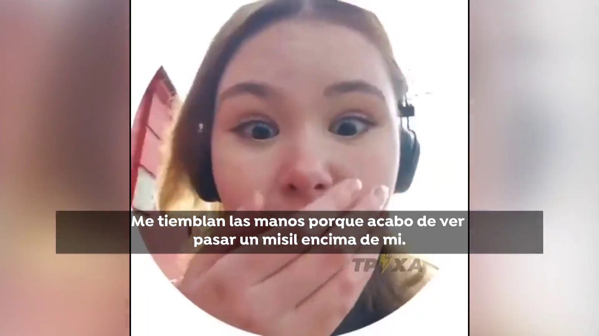 Una joven ucraniana graba el momento en el que impacta un misil