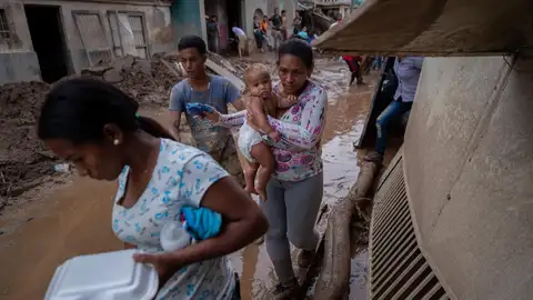 Una mujer y su bebé fueron registrados frente a los estragos que dejó el desbordamiento de la quebrada Los Patos, en Las Tejerías (estado Aragua, Venezuela). Una mujer y su bebé fueron registrados frente a los estragos que dejó el desbordamiento de la quebrada Los Patos, en Las Tejerías (estado Aragua, Venezuela).