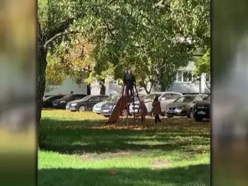 Niños cantan el himno de Ucrania mientras juegan en un parque infantil Niños cantan el himno de Ucrania mientras juegan en un parque infantil