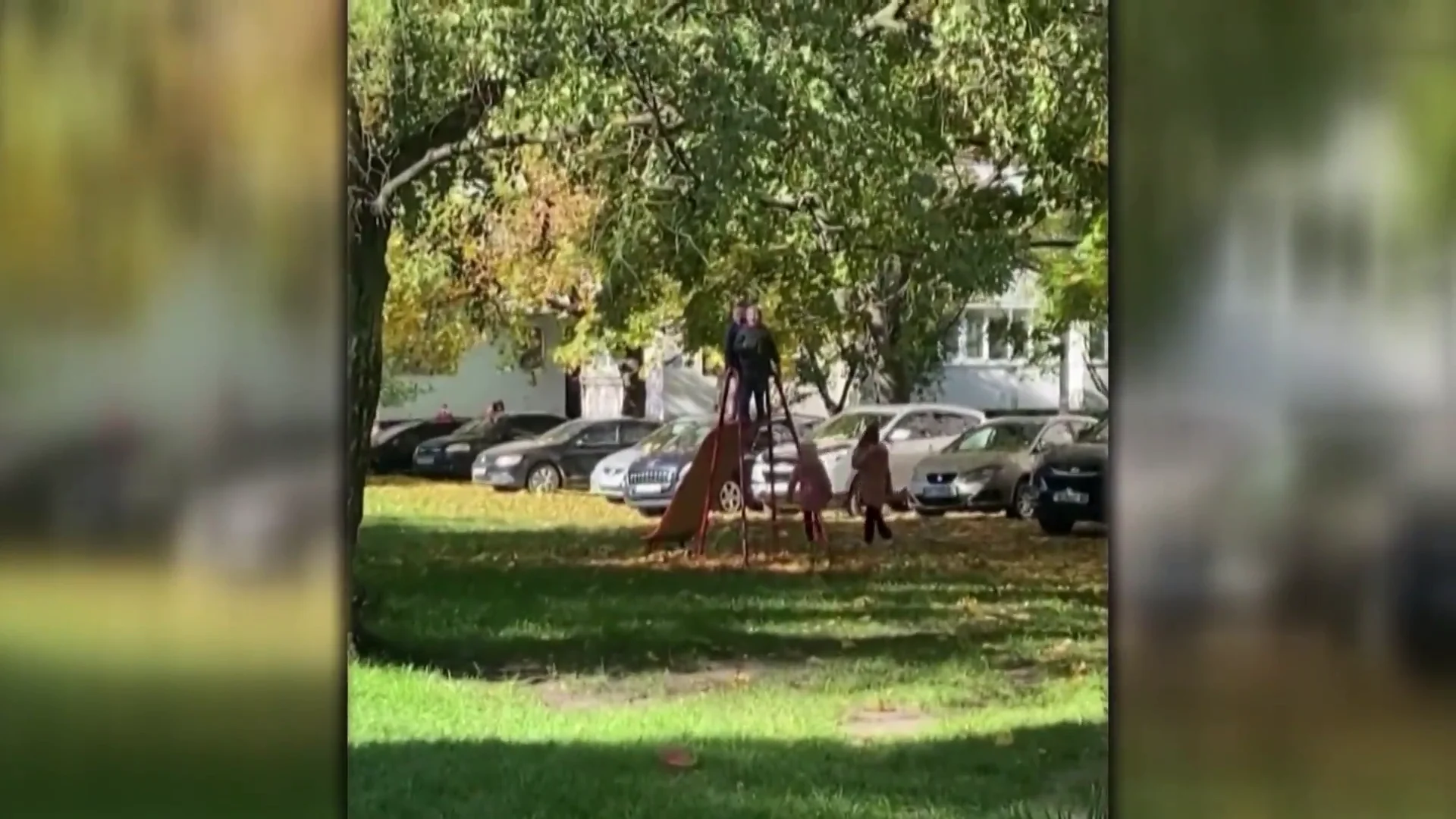 Niños cantan el himno de Ucrania mientras juegan en un parque infantil Niños cantan el himno de Ucrania mientras juegan en un parque infantil