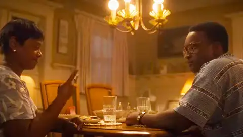 Karen Malina White y Rodney Burford como Tony Hughes y su madre en la serie 'Dahmer' Karen Malina White y Rodney Burford como Tony Hughes y su madre en la serie 'Dahmer'