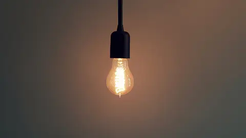 Imagen de una bombilla encendida Imagen de una bombilla encendida